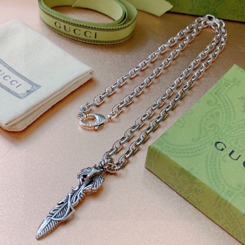G*u*i necklaces